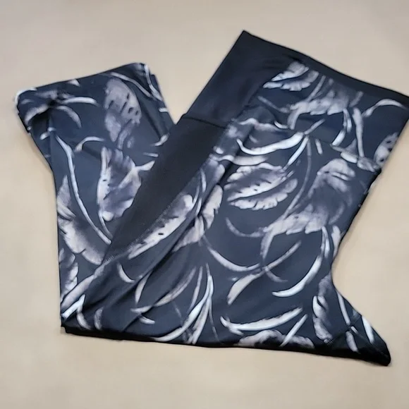 Tek Gear Size 3X High-Waisted Capri Leggings in Black Tropical, Like New Cond. - Picture 6 of 15